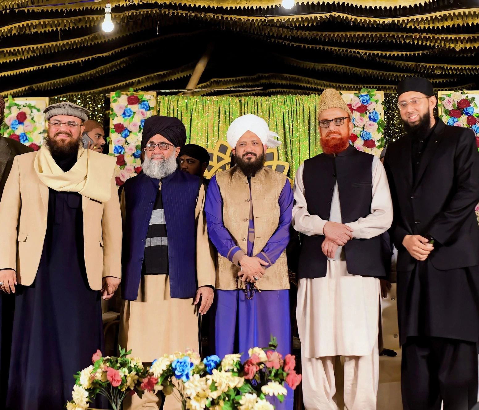 Syed Muhammad Ali Shah with Mufti Muneeb ur Rehman and scholars at the Jamia Noor ul Quran annual convocation